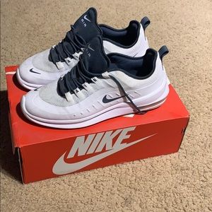 Nike Air Max Axis sz9.5